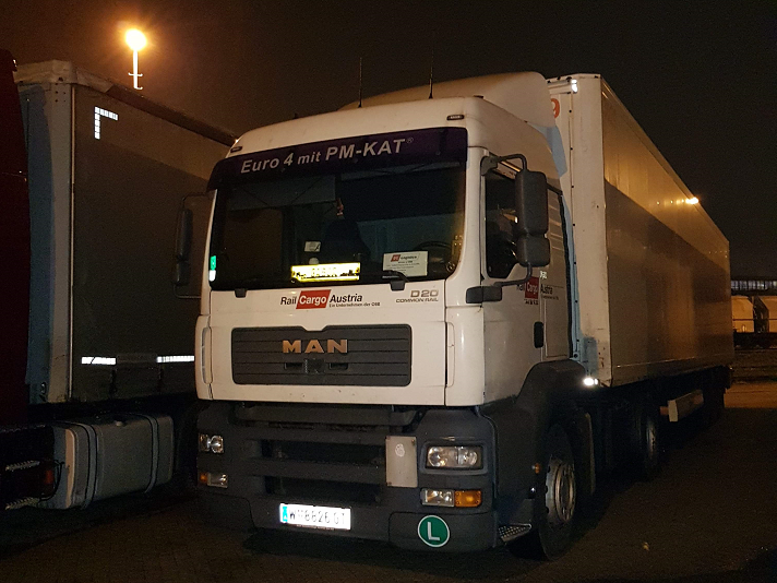 Weißer MAN LKW in der Nacht