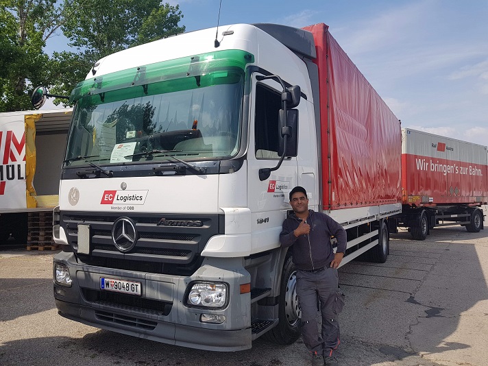 Weißer Mercedes LKW mit Anhänger