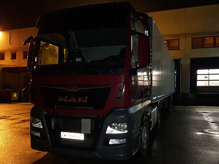 Rotes MAN LKW in der Nacht