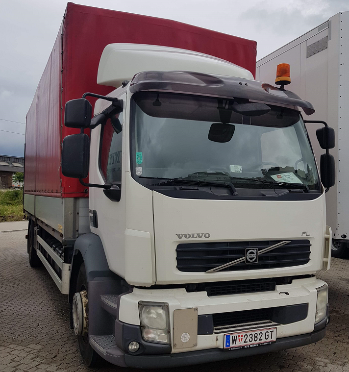 Weißer Volvo LKW mit rotes Plane