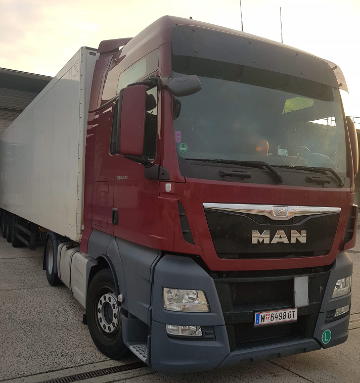 Rotes MAN LKW am Tag